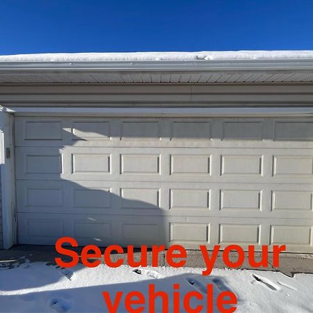 Spacious Main Floor Suite In Detached Bungalow With Parking & Kitchen YYC Eksteriør bilde