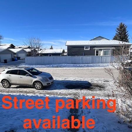 Spacious Main Floor Suite In Detached Bungalow With Parking & Kitchen YYC Eksteriør bilde