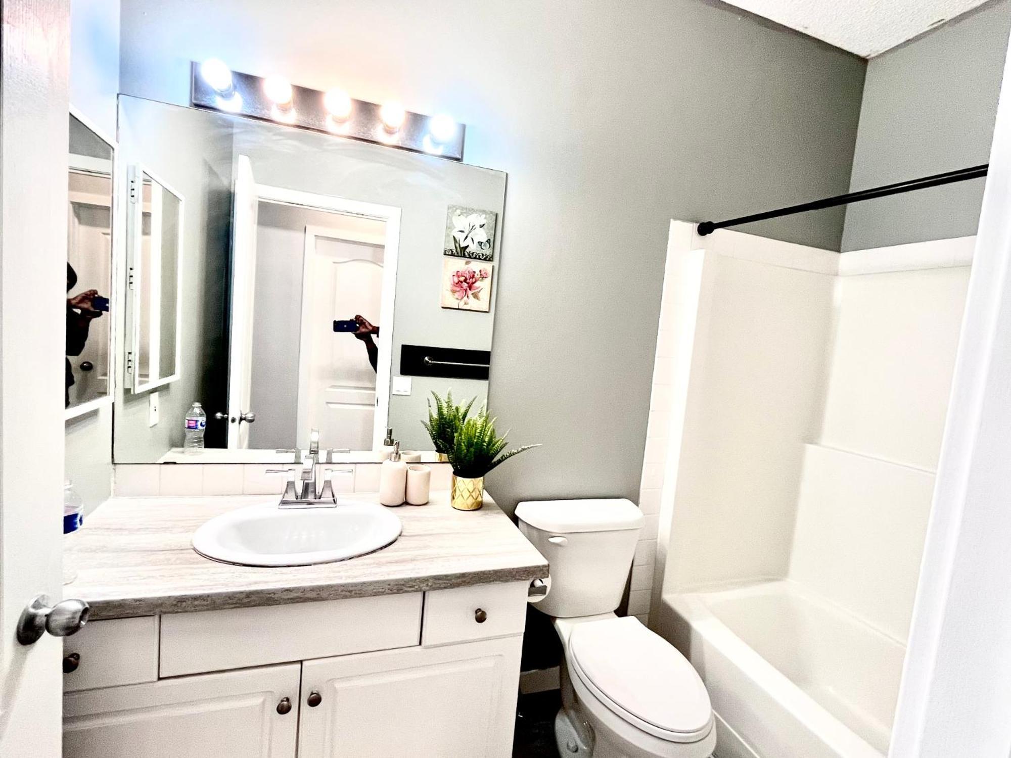 Spacious Main Floor Suite In Detached Bungalow With Parking & Kitchen YYC Eksteriør bilde
