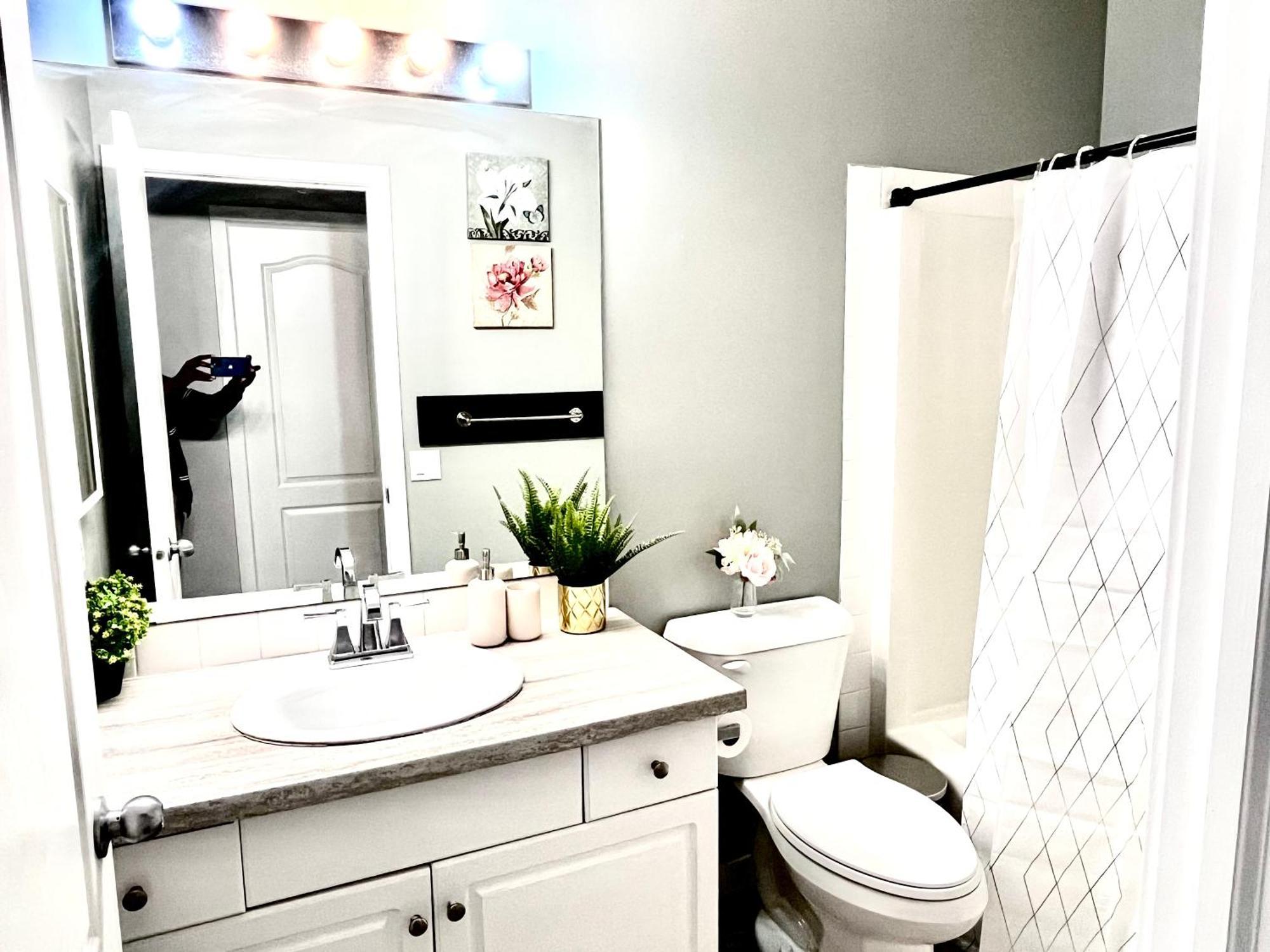 Spacious Main Floor Suite In Detached Bungalow With Parking & Kitchen YYC Eksteriør bilde