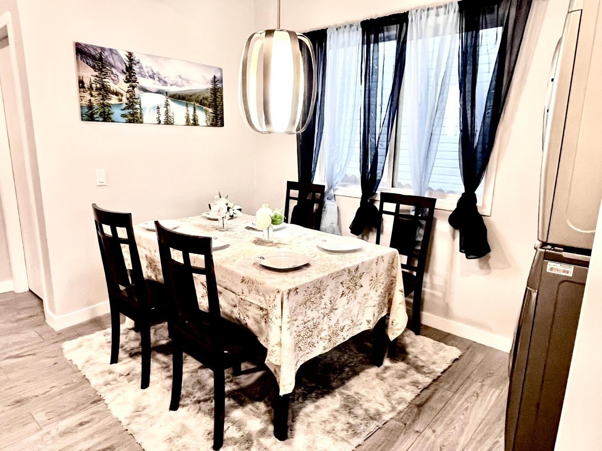 Spacious Main Floor Suite In Detached Bungalow With Parking & Kitchen YYC Eksteriør bilde