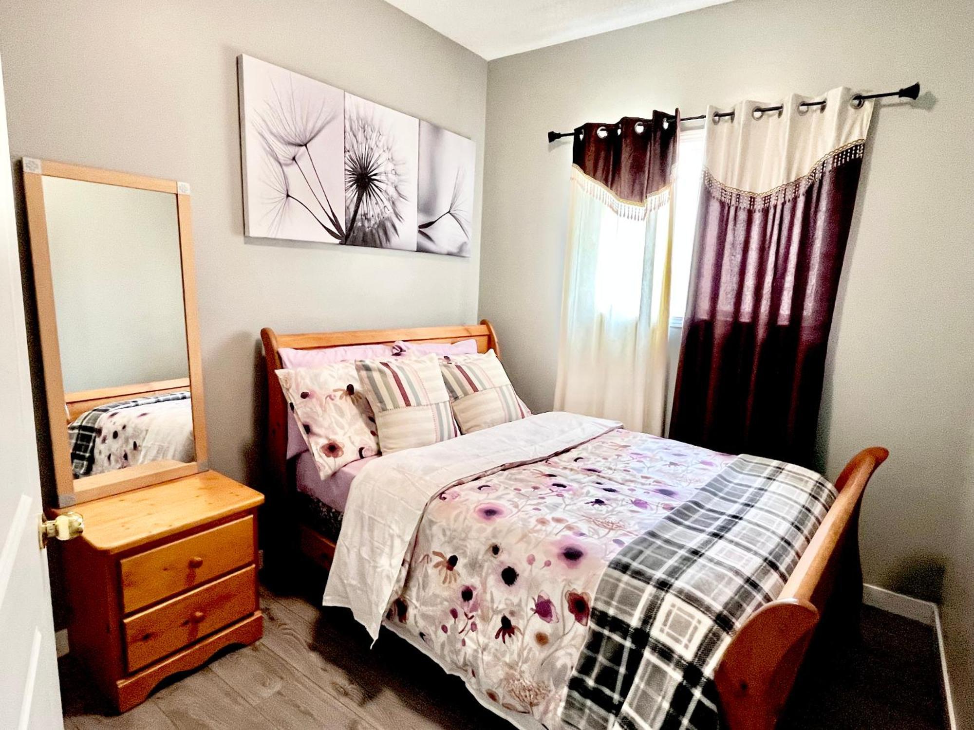 Spacious Main Floor Suite In Detached Bungalow With Parking & Kitchen YYC Eksteriør bilde