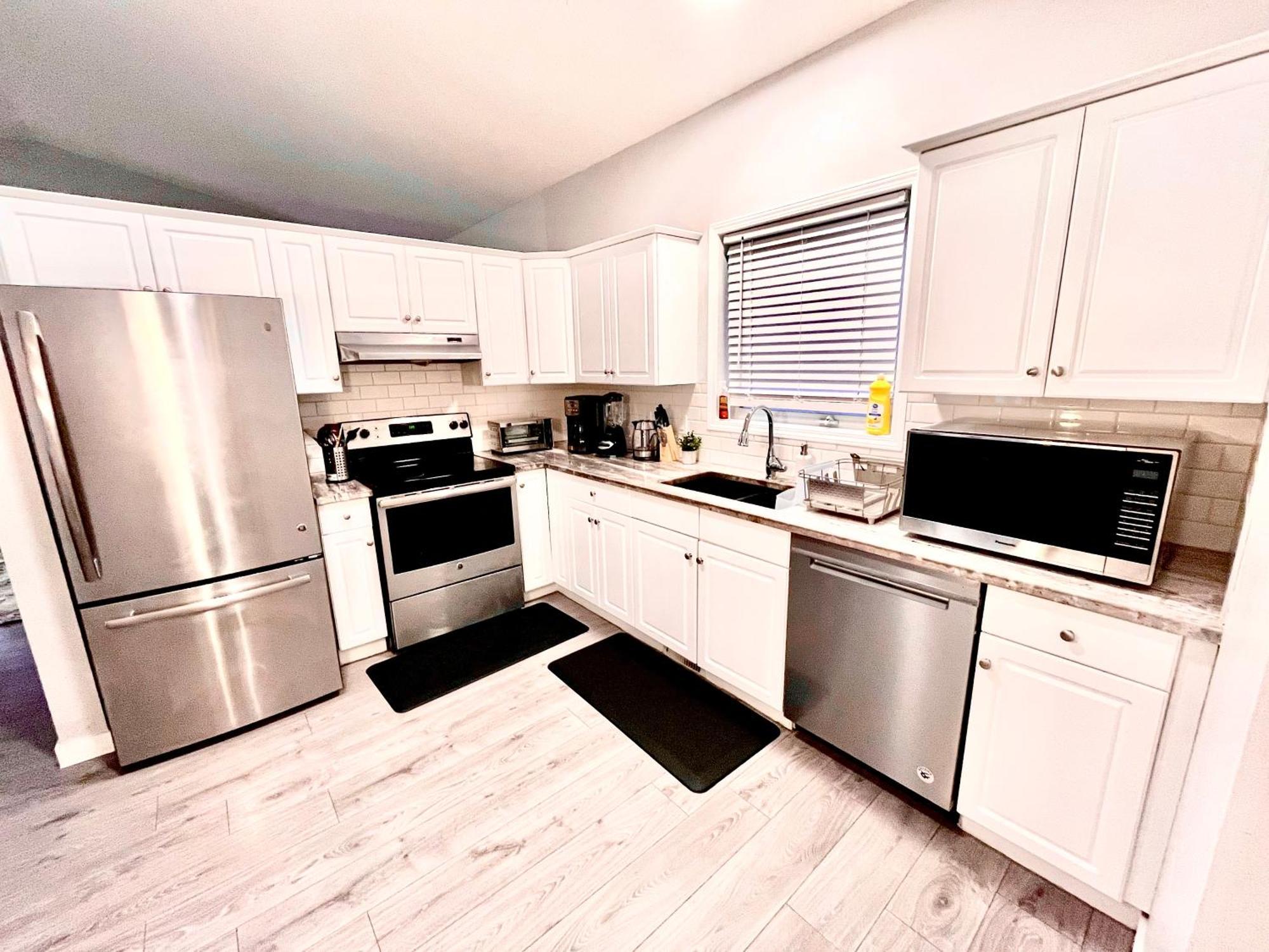 Spacious Main Floor Suite In Detached Bungalow With Parking & Kitchen YYC Eksteriør bilde