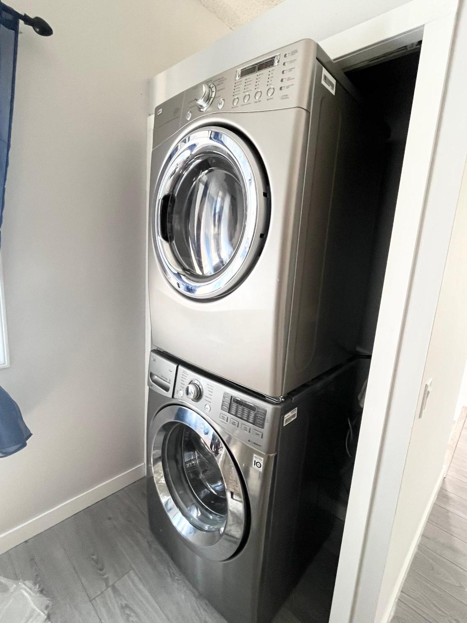 Spacious Main Floor Suite In Detached Bungalow With Parking & Kitchen YYC Eksteriør bilde