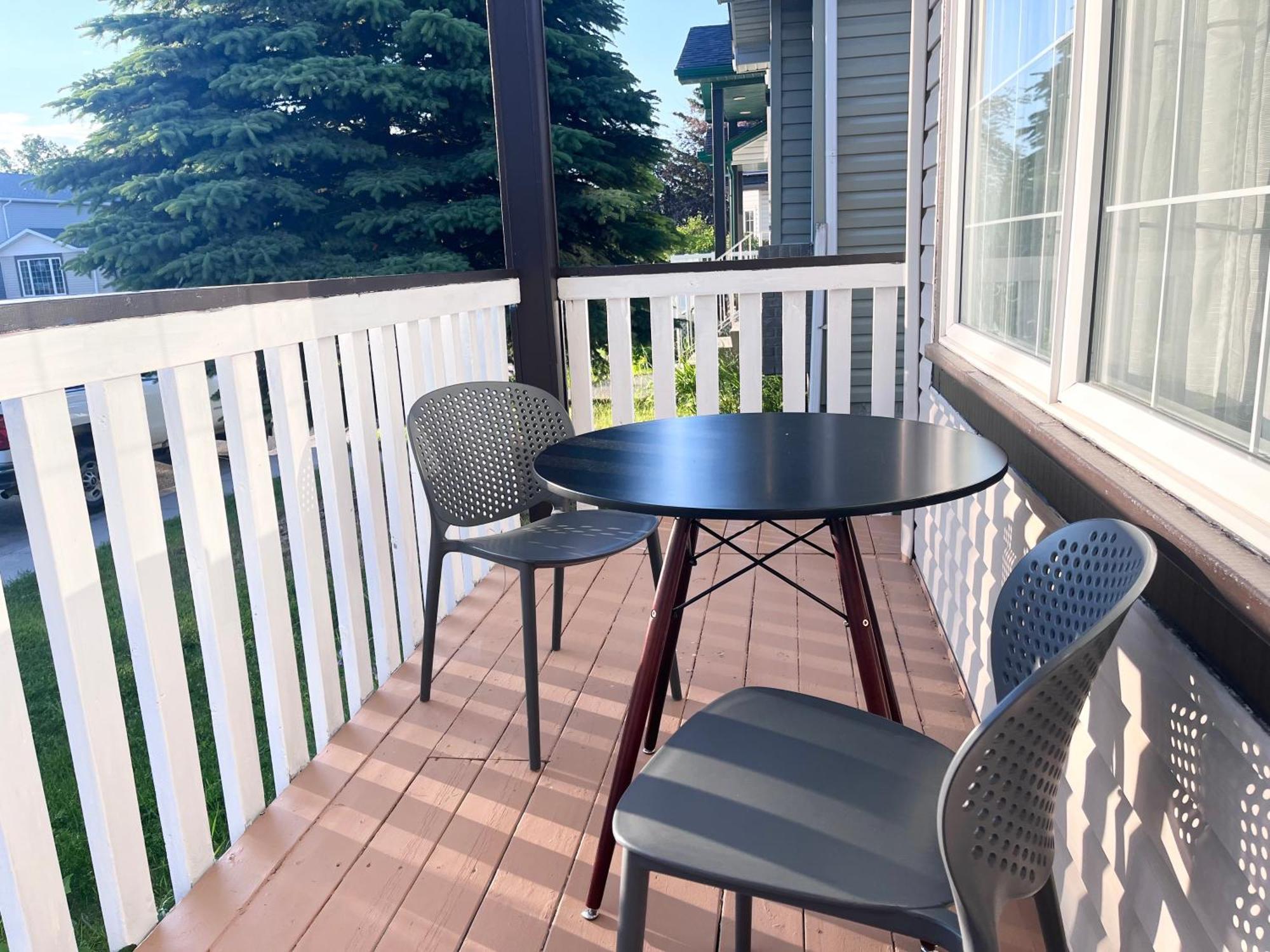 Spacious Main Floor Suite In Detached Bungalow With Parking & Kitchen YYC Eksteriør bilde