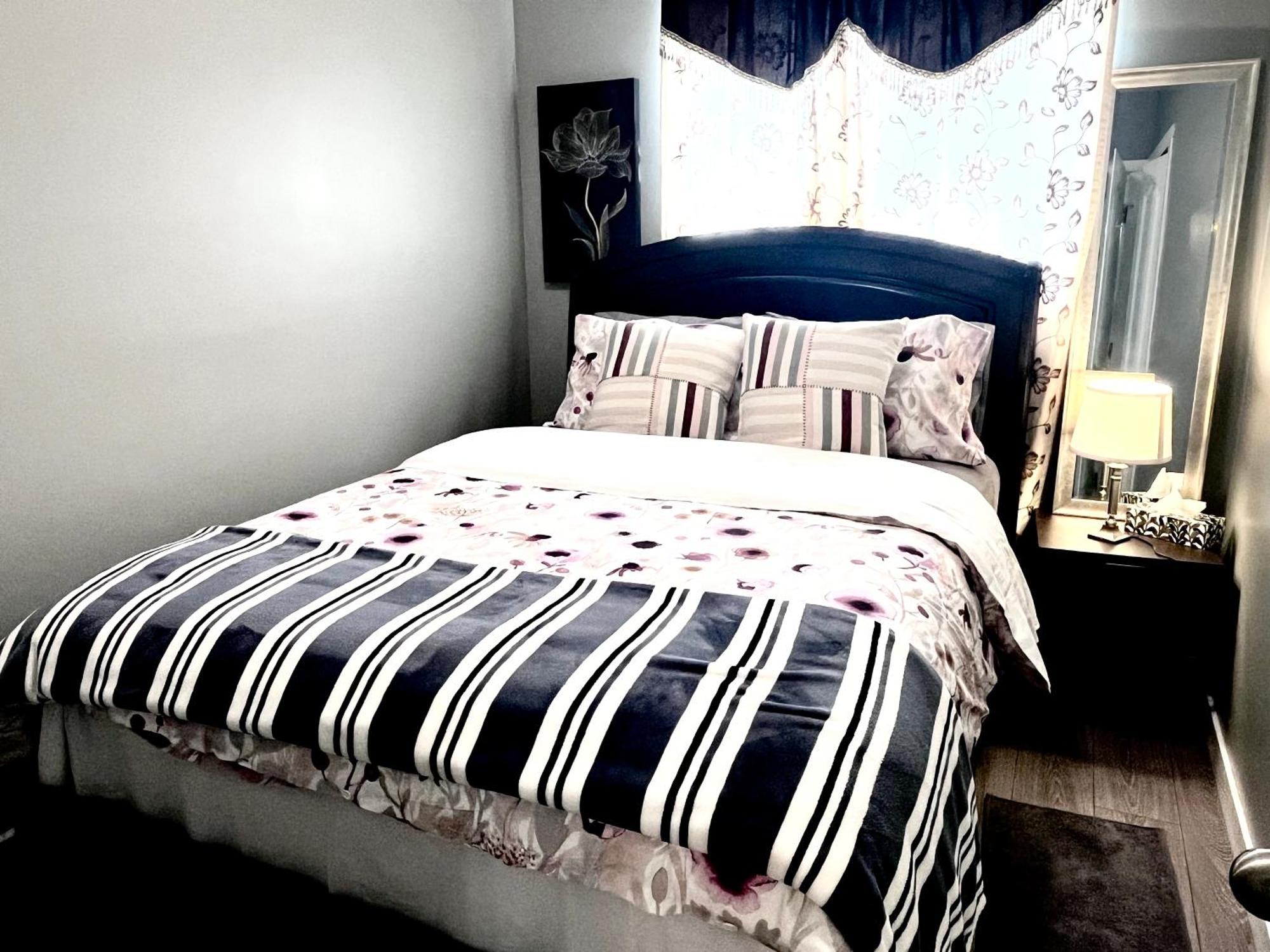 Spacious Main Floor Suite In Detached Bungalow With Parking & Kitchen YYC Eksteriør bilde