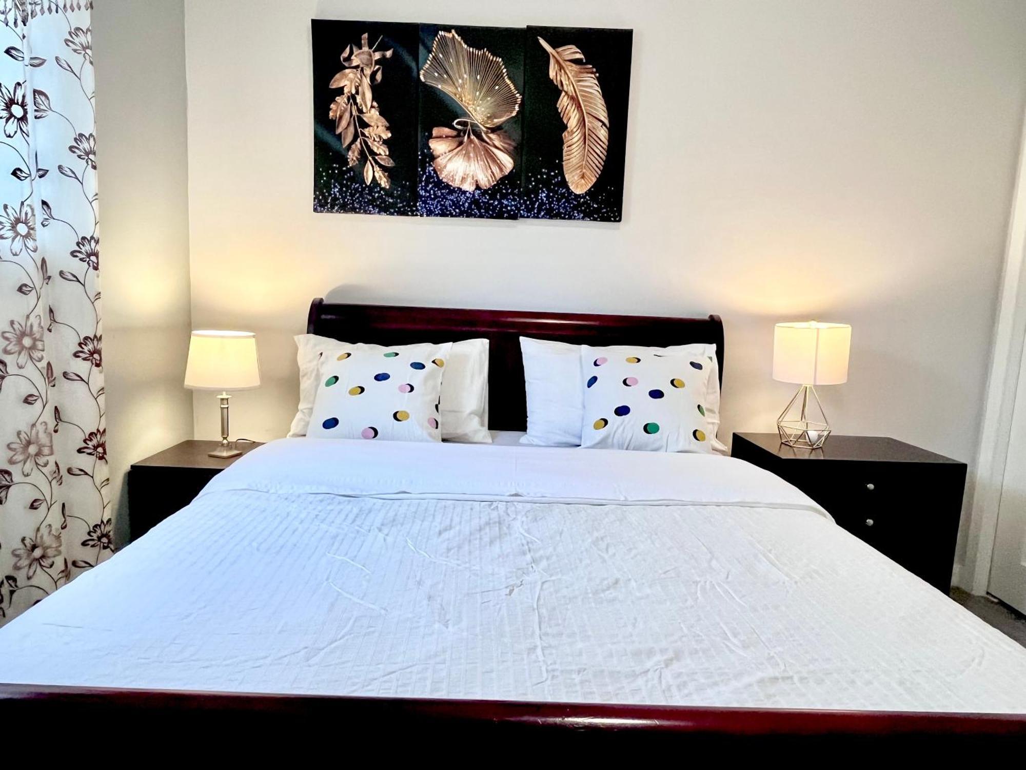 Spacious Main Floor Suite In Detached Bungalow With Parking & Kitchen YYC Eksteriør bilde