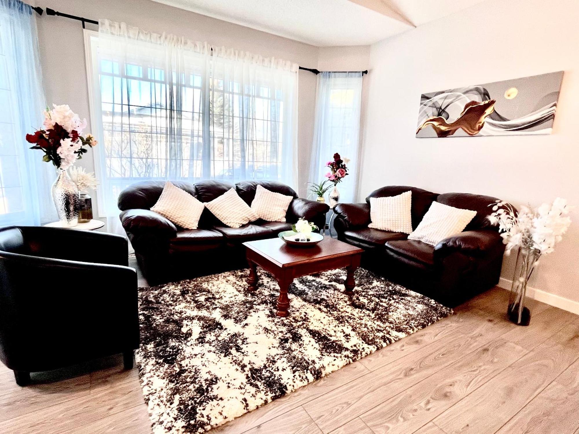 Spacious Main Floor Suite In Detached Bungalow With Parking & Kitchen YYC Eksteriør bilde