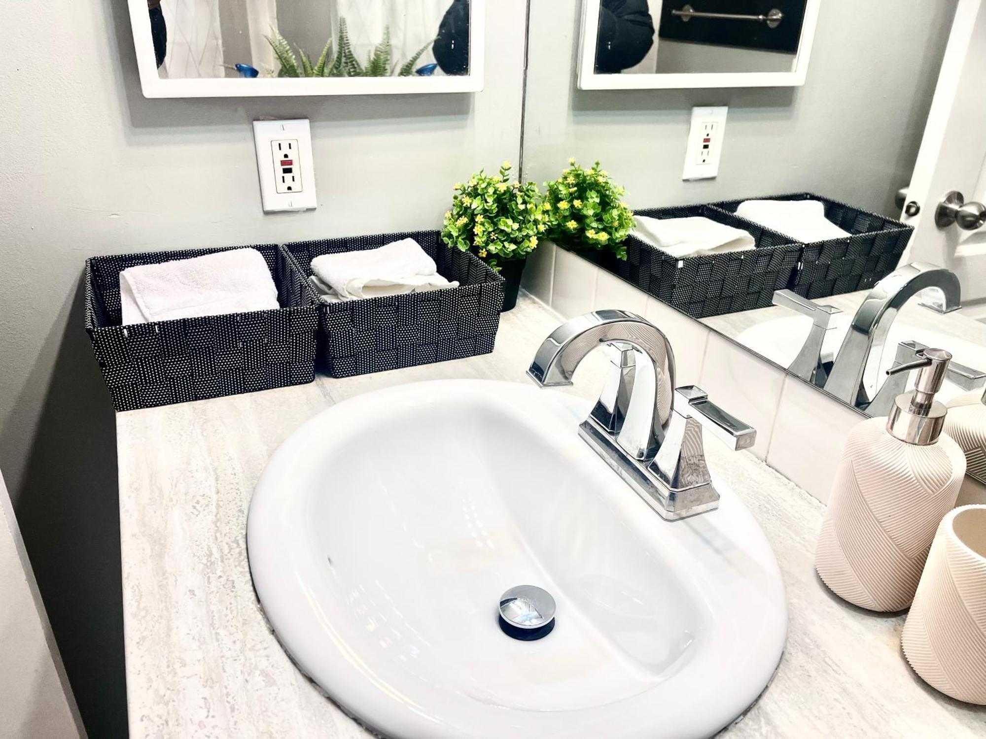 Spacious Main Floor Suite In Detached Bungalow With Parking & Kitchen YYC Eksteriør bilde