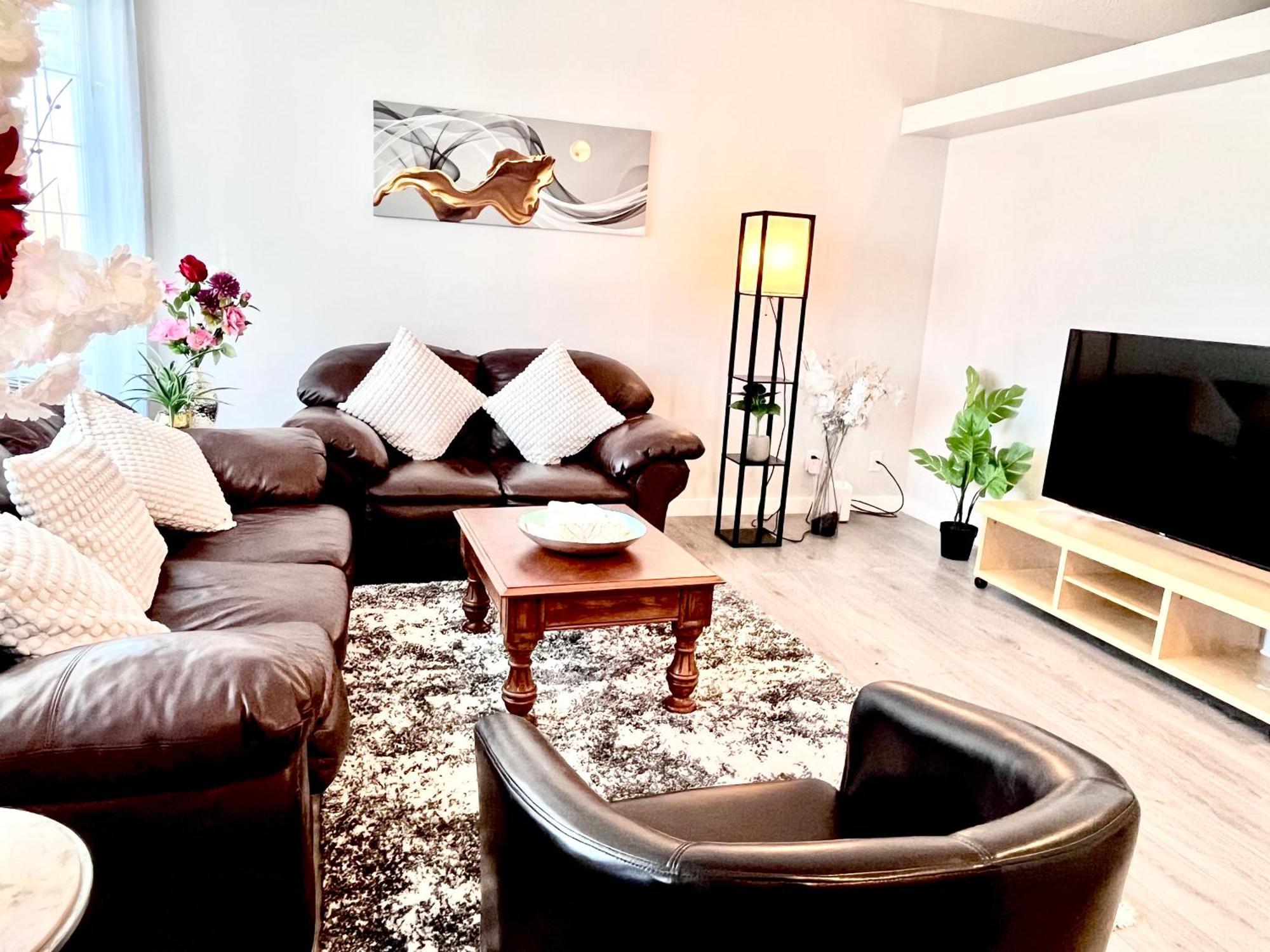 Spacious Main Floor Suite In Detached Bungalow With Parking & Kitchen YYC Eksteriør bilde