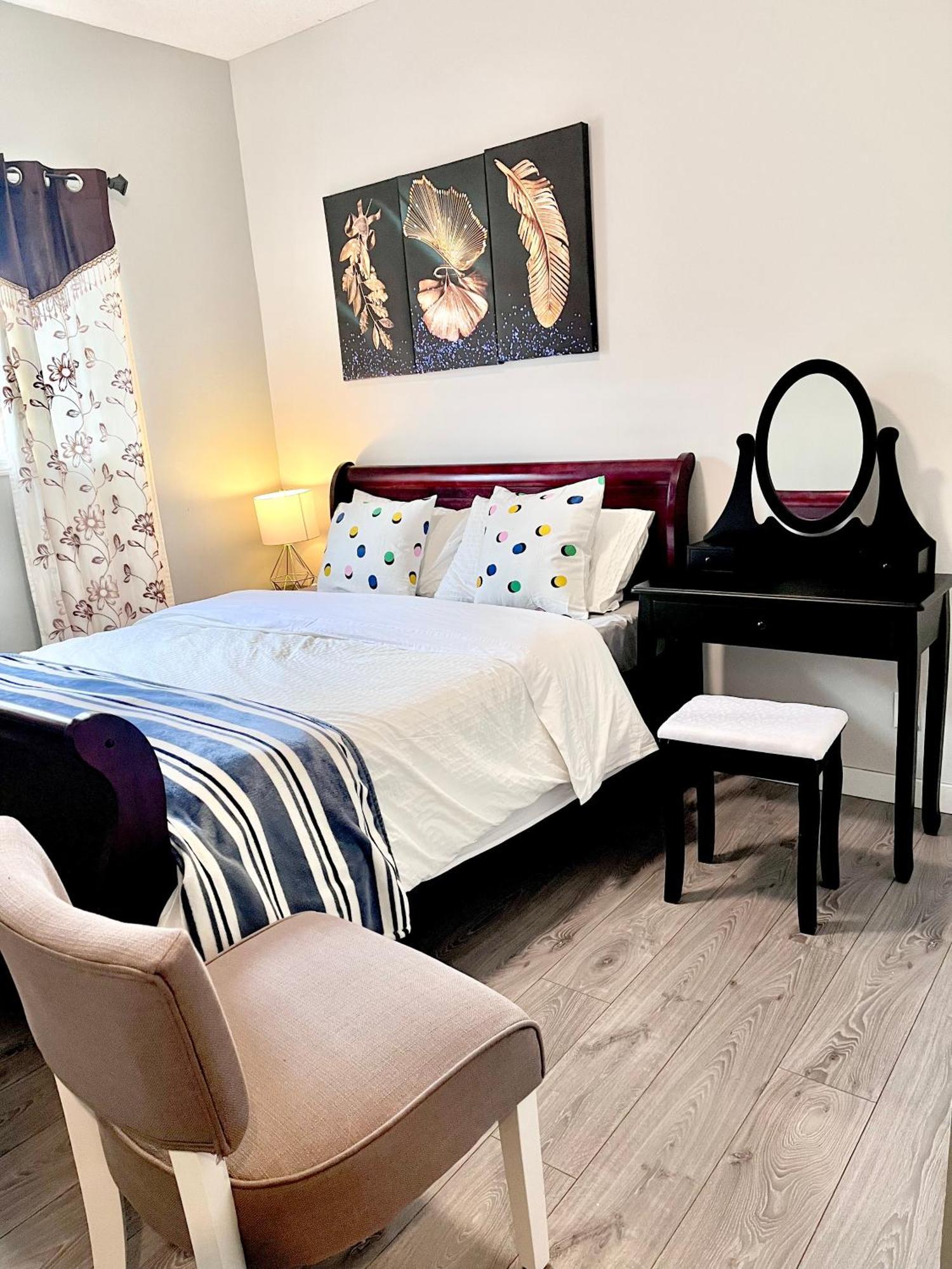 Spacious Main Floor Suite In Detached Bungalow With Parking & Kitchen YYC Eksteriør bilde